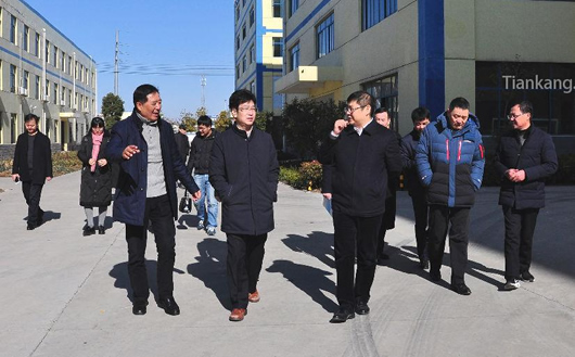 天康集團(tuán)董事長趙寬向國家科技部高新區(qū)專家評審組一行介紹天康集團(tuán)的整體發(fā)展概況。 天康集團(tuán)董事長趙寬向國家科技部高新區(qū)專家評審組一行介紹天康集團(tuán)的整體發(fā)展概況。